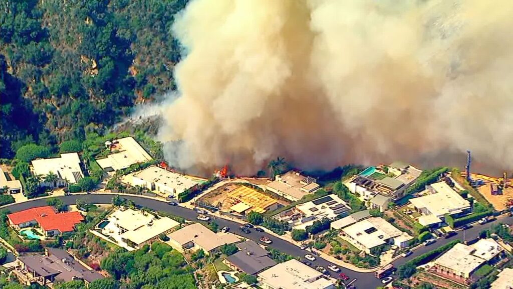 Aerial footage shows Palisades fire threaten homes_Credit_CNN