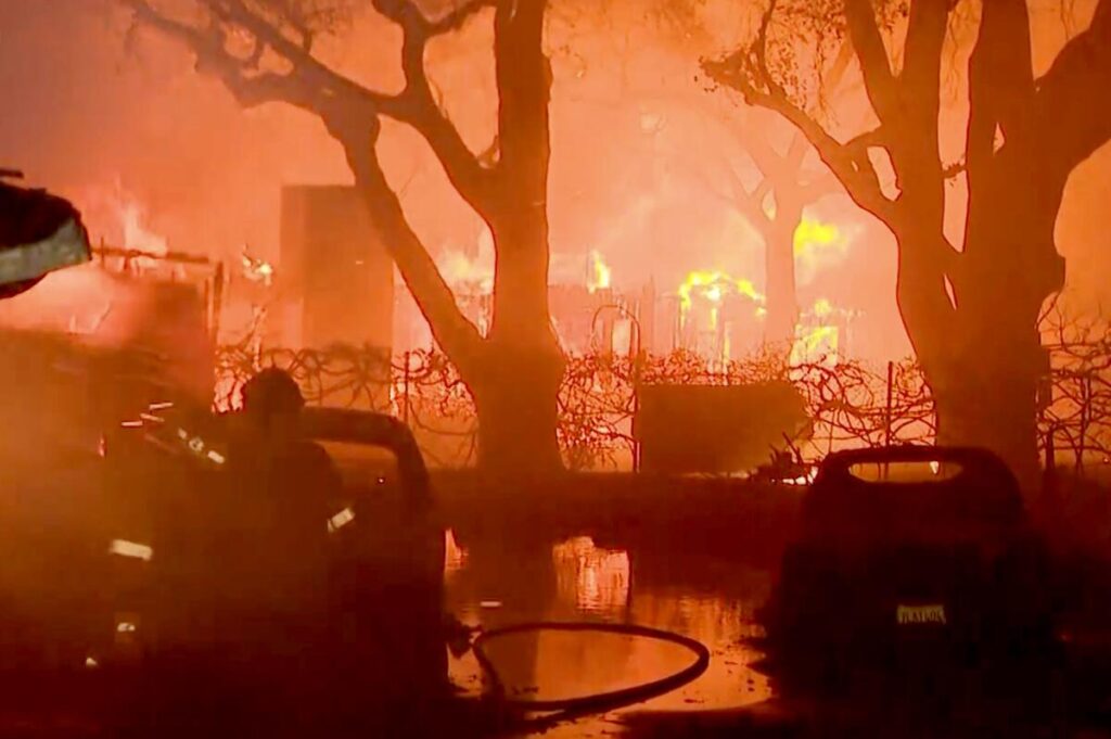 Fast-moving Eaton fire explodes in Pasadena, Altadena_Credit_Los Angeles Time