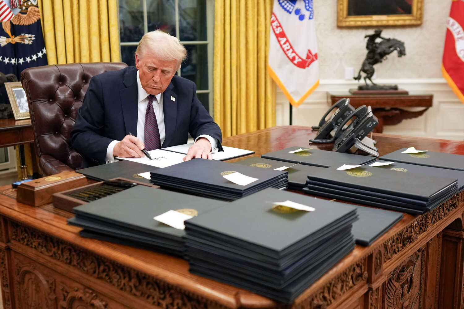 Trump signing Executive Order_Credit_TheNewYorkTimes