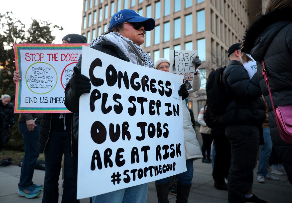 Federal employees on Trump's buyout offer_Credit_Yahoo