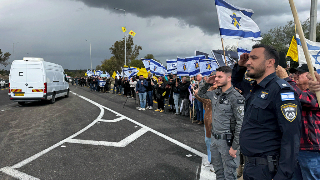 Israelis Lined the road for the convoy_Credit_Israeli Police
