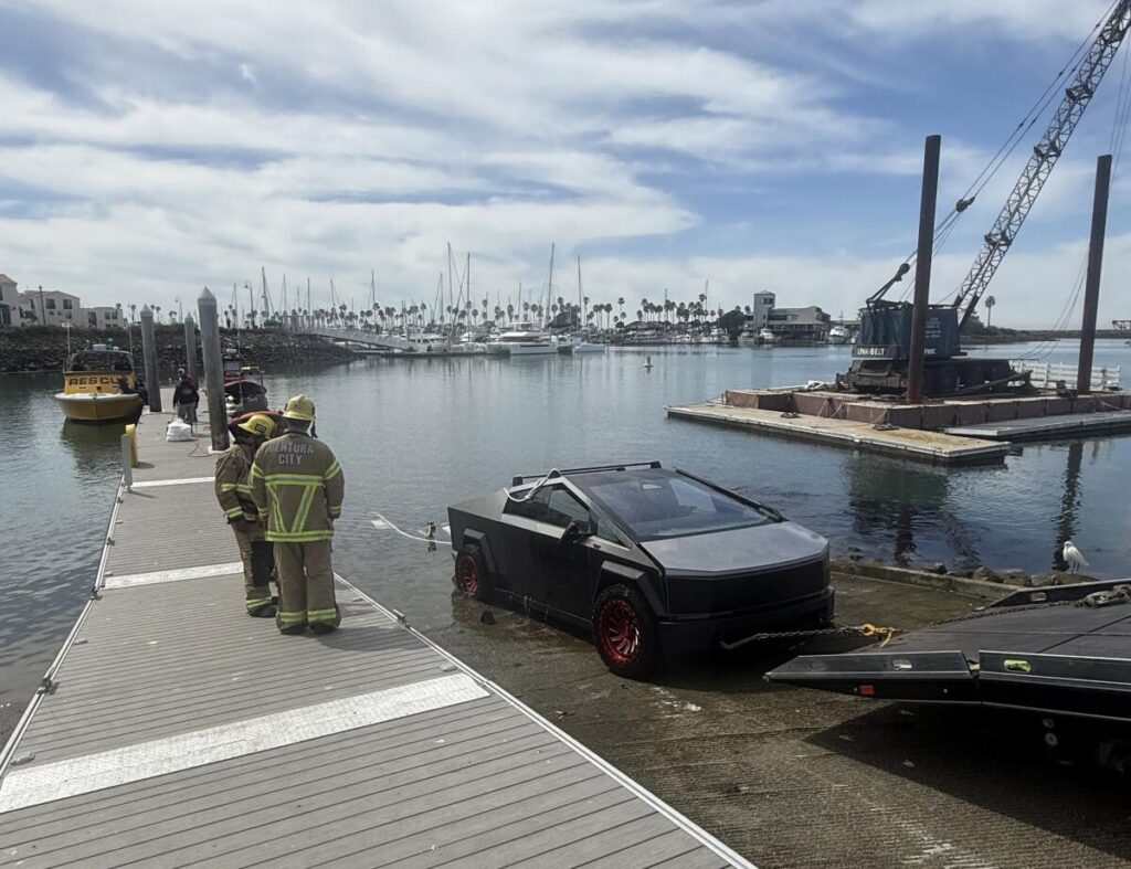 A Tesla Cybertruck sinks in a Southern California harbor_Credit_Los Angeles Times