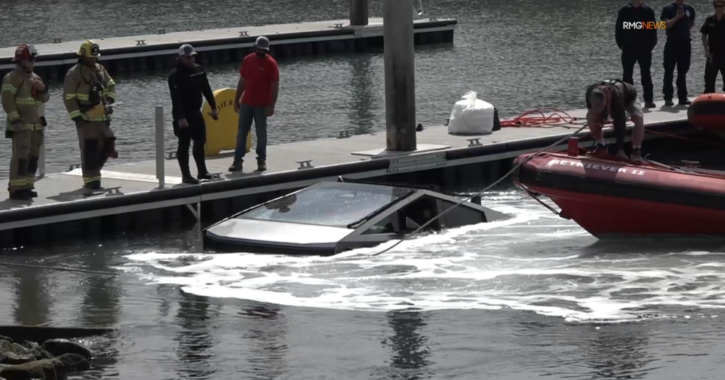 Tesla Cybertruck sank when launching a jetski_Credit_Electrek